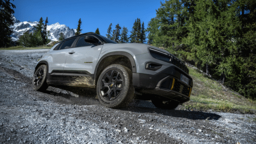 Jeep Avenger 4xe в природі