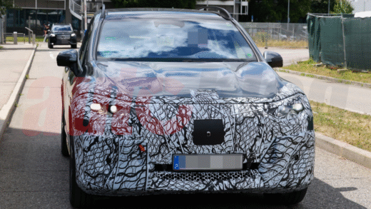 Новий Mercedes EQS SUV на фоні міста