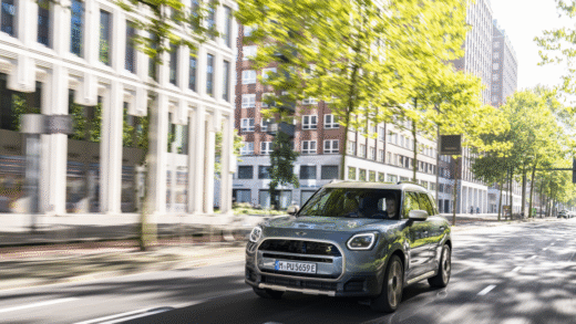 2026 Mini Countryman на фоні міського пейзажу