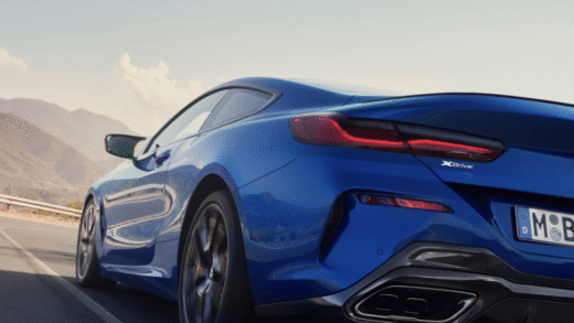 Обмежена серія BMW 8-ї серії на фоні міста