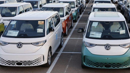Електромобілі Volkswagen на фоні міста