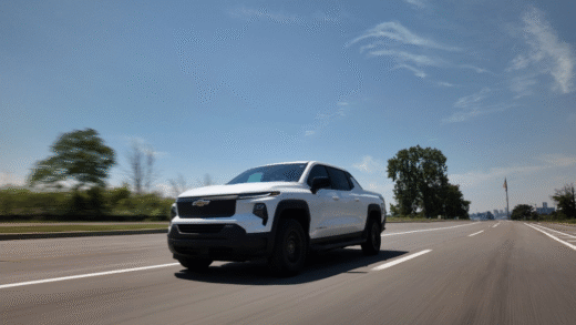Червоний Chevrolet Silverado EV під час тестування