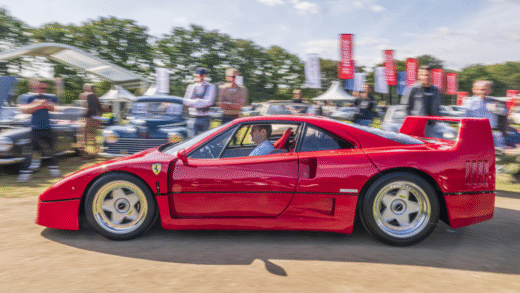 Ferrari F40 на фоні Ineos Grenadier