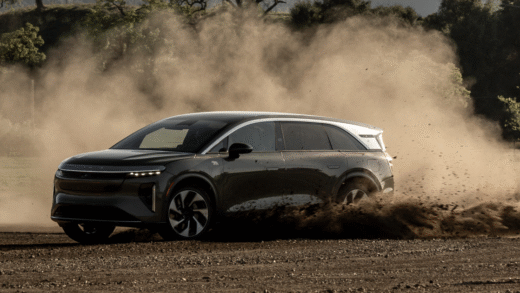 Lucid Air Sapphire на фоні міського пейзажу