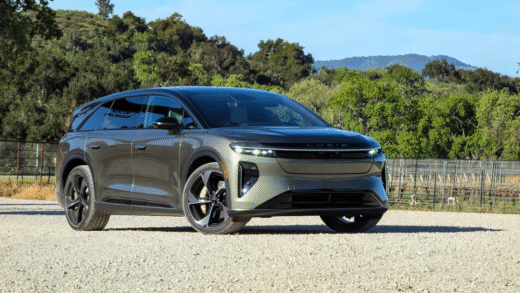 Lucid Gravity SUV на фоні сучасного міста
