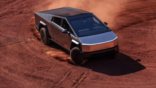 Tesla Cybertruck на фоні міста