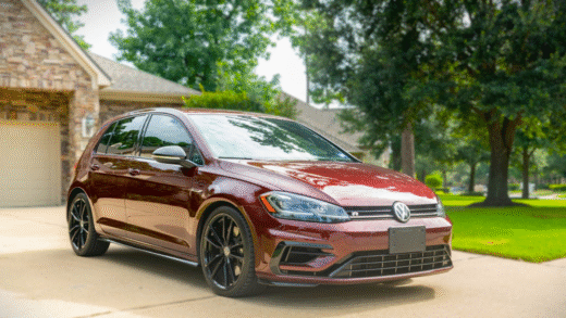 Унікальний Volkswagen Golf R у Bordeaux Red Pearl для продажу
