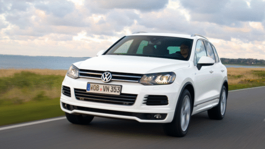 Volkswagen Touareg на фоні природи