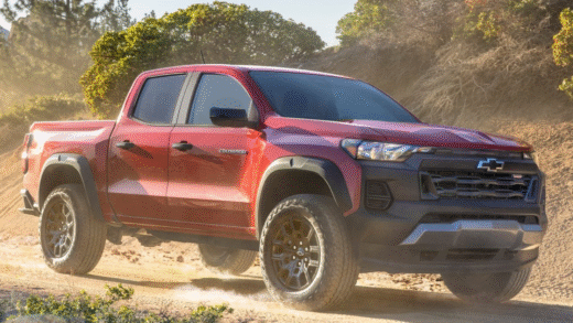 Пікап Chevrolet Colorado на фоні заводу