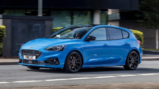 Ford Focus SUV на фоні міського пейзажу