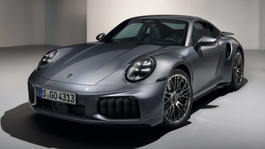2026 Porsche 911 Turbo S на фоні виставки