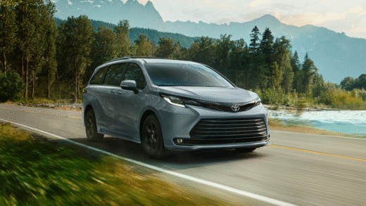 2026 Toyota Sienna на фоні дороги