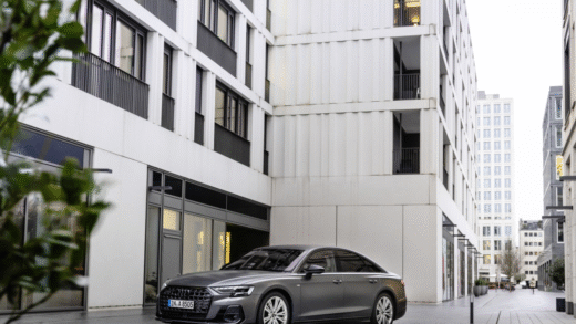 Audi A8 на фоні сучасного міста
