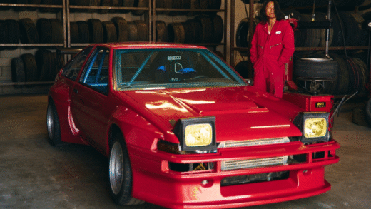 Санг Канг з кастомізованим Toyota AE86 "Лола"