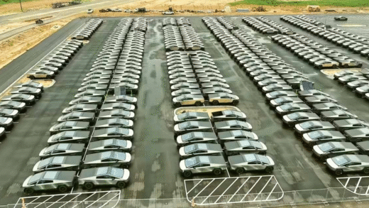 Tesla Cybertruck з надто яскравими парковими лампами