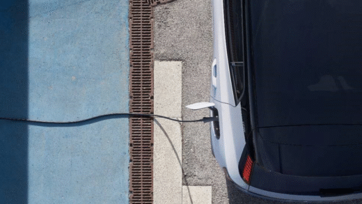 Електромобіль Volvo на зарядці