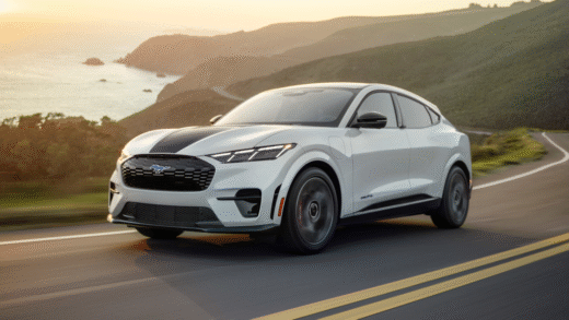 Ford Mustang Mach-E в русі