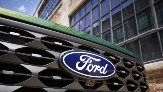 Пікапи Ford на фоні міського пейзажу