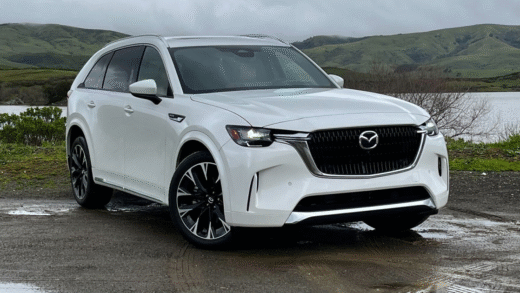 Mazda CX-90 2026 року на фоні міста