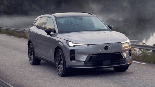 Новий Volvo XC70 на фоні міського пейзажу