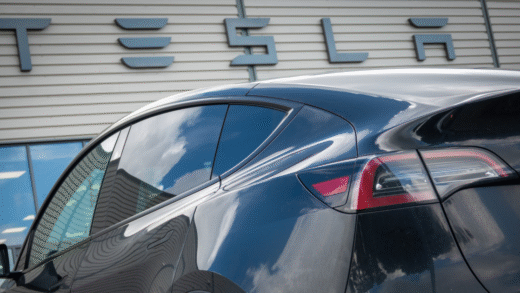 Tesla автомобіль з Full Self-Driving