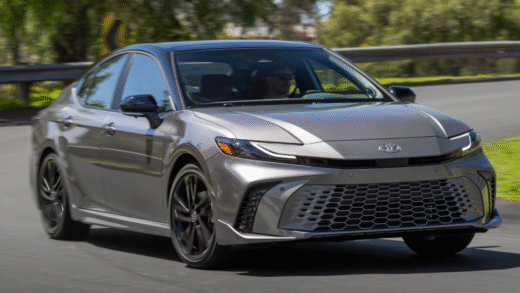 Гібрид Toyota на фоні міста