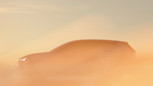 Електромобіль Volvo EX60 на фоні міста